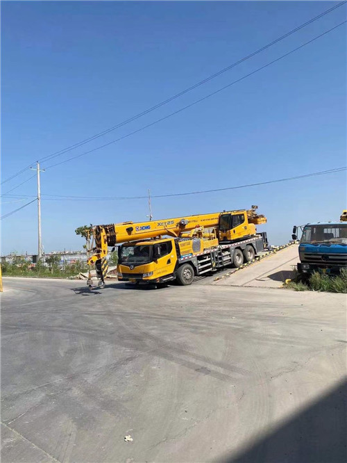 东港区吊车作业时，可能会产生哪些额外收费项目？