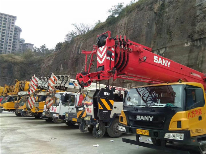 东港区吊车出租按什么计费？台班费、单次费、里程费怎么算？