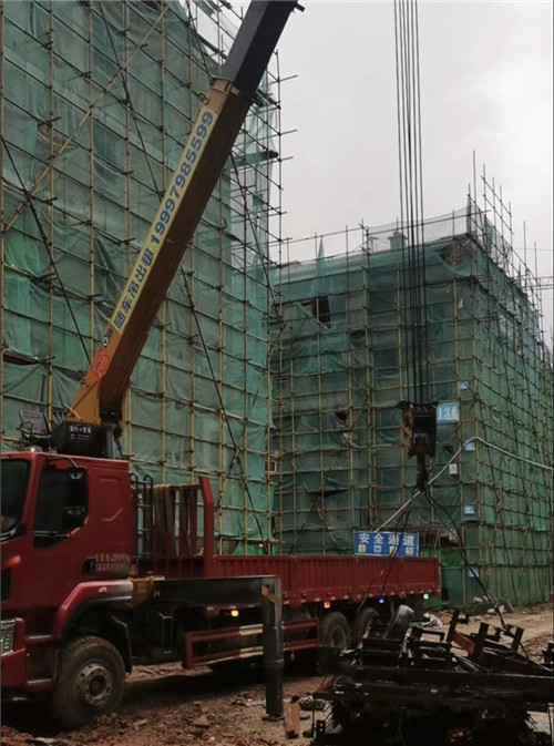 东港区“慢工细活”—— 吊车的 “微动控制” 技术