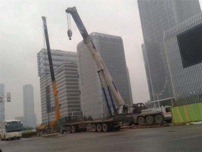 东港区“自动找平”—— 吊车的 “平地神器” 技术